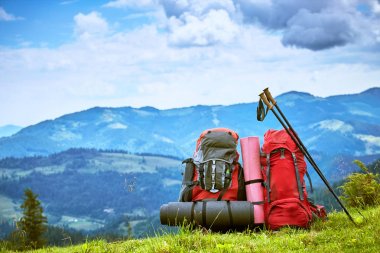 Dağlarda gree dağlardaki bakan sırt çantaları