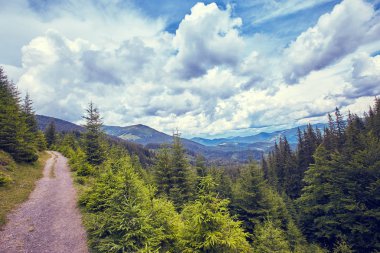 Dağlarda yaz aylarında bulutlar ile güzel bir manzara