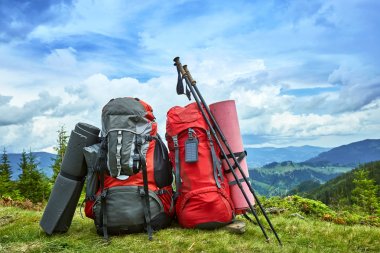 Dağlarda gree dağlardaki bakan sırt çantaları