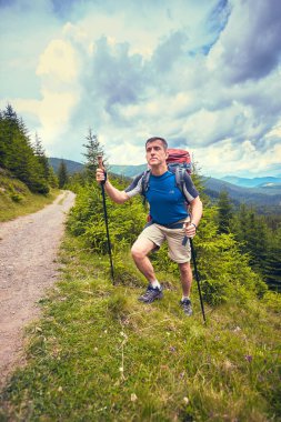 Bir sırt çantası ile yaz aylarında dağlarda hiking.