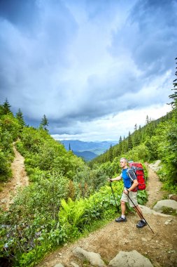 Bir sırt çantası ile yaz aylarında dağlarda hiking.
