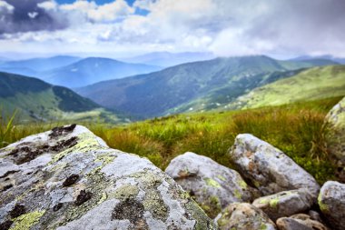 Gün batımında dağın tepesinden güzel manzara.