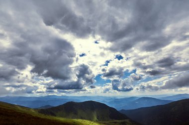 Gün batımında dağın tepesinden güzel manzara.