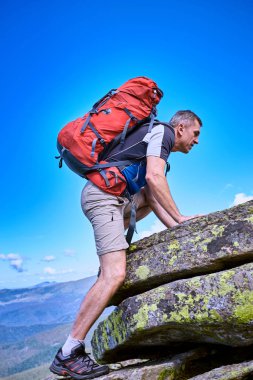 Bir sırt çantası ile yaz aylarında dağlarda hiking.