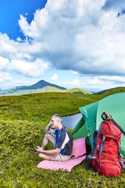 Bir sırt çantası ile yaz aylarında dağlarda hiking.
