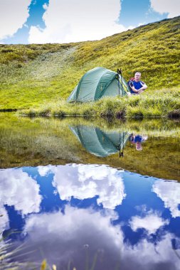 Bir sırt çantası ile yaz aylarında dağlarda hiking.