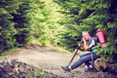 Bir sırt çantası ile yaz aylarında dağlarda hiking.