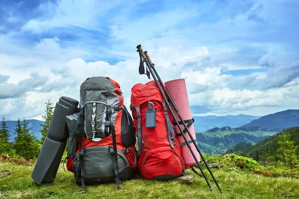 Dağlarda gree dağlardaki bakan sırt çantaları