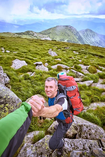 Yardım, destek ve tehlikeli bir durumda m yürüyüş için yardım