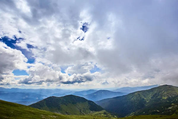 Gün batımında dağın tepesinden güzel manzara.