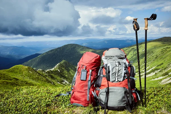 Dağlarda gree dağlardaki bakan sırt çantaları