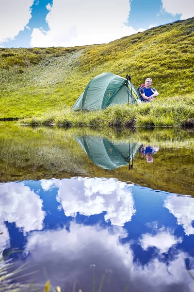 Bir sırt çantası ile yaz aylarında dağlarda hiking.