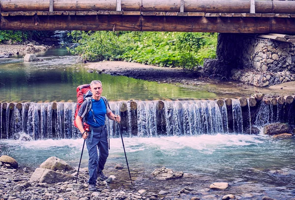 Bir sırt çantası ile yaz aylarında dağlarda hiking.