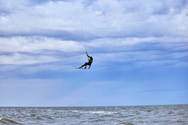 Kitesurfing dalgalar deniz yaz aylarında üzerinde.