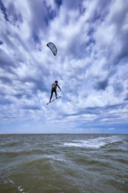 Kitesurfing dalgalar deniz yaz aylarında üzerinde.