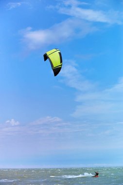 Kitesurfing dalgalar deniz yaz aylarında üzerinde.
