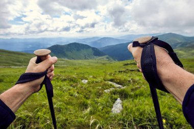 Bir sırt çantası ile yaz aylarında dağlarda hiking.