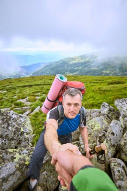 Yardım, destek ve tehlikeli bir durumda m yürüyüş için yardım