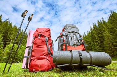 Dağlarda gree dağlardaki bakan sırt çantaları