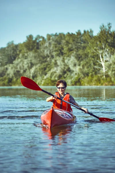 Eine Kanutour auf dem Fluss entlang des Waldes im Sommer. — Stockfoto