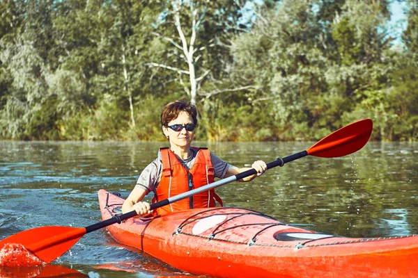 Eine Kanutour auf dem Fluss entlang des Waldes im Sommer. — Stockfoto