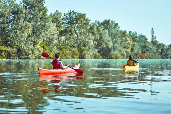 Une excursion en canot le long de la rivière le long de la forêt en été . — Photo