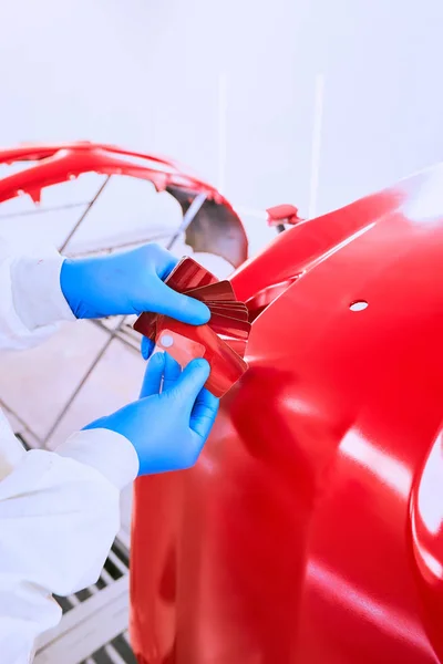 Pintura roja del parachoques del coche en el servicio . — Foto de Stock