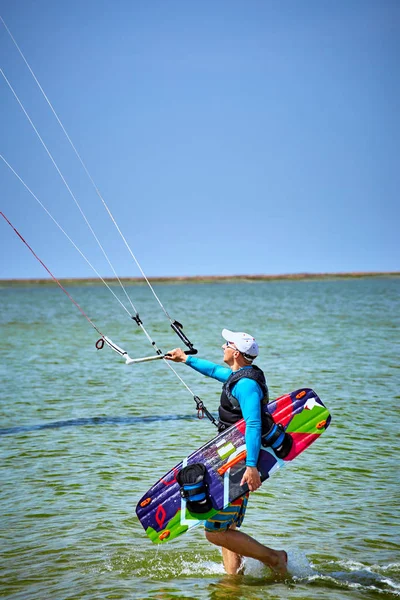 Kitesurfen auf Wellen auf See im Sommer. — Stockfoto