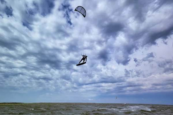 Kitesurfen op golven op zee in de zomer. — Stockfoto