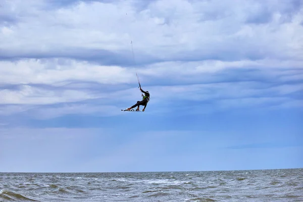 Kitesurfen auf Wellen auf See im Sommer. — Stockfoto