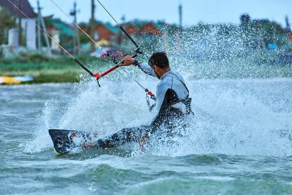 Kitesurfen auf Wellen auf See im Sommer. — Stockfoto