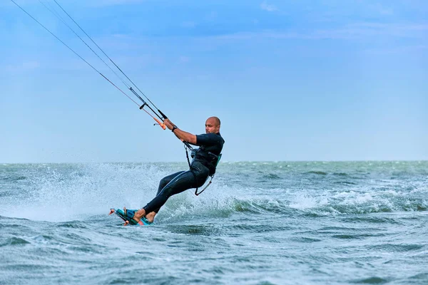 Kitesurfen auf Wellen auf See im Sommer. — Stockfoto