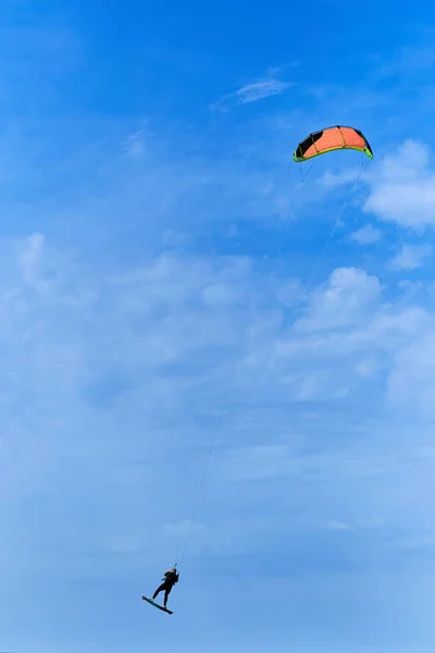 Kitesurfing on waves at sea in summer. — Stock Photo, Image