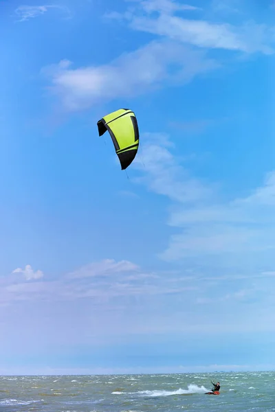 Kitesurfen auf Wellen auf See im Sommer. — Stockfoto