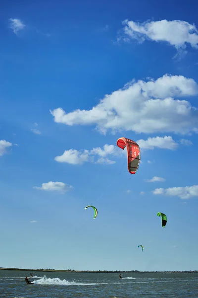 Kitesurf em ondas no mar no verão . — Fotografia de Stock