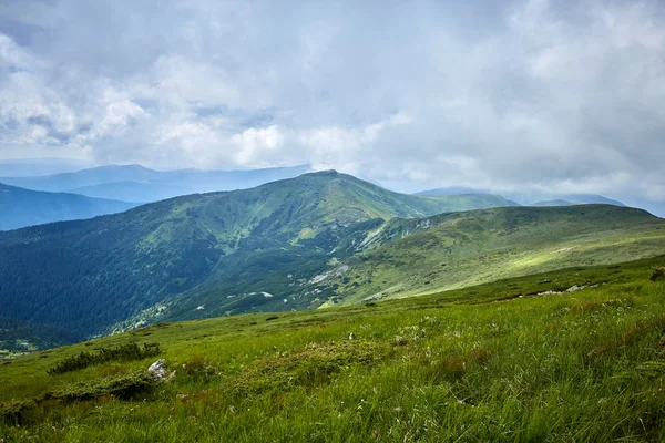 Gün batımında dağın tepesinden güzel manzara.