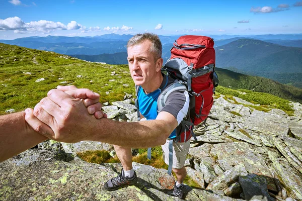 Help, support and help in a dangerous situation to hike in the m — Stock Photo, Image