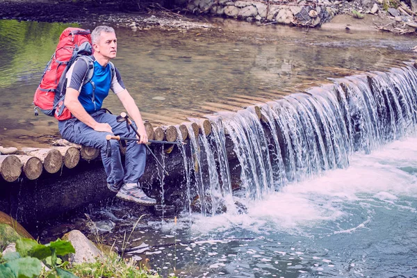 Bir sırt çantası ile yaz aylarında dağlarda hiking.