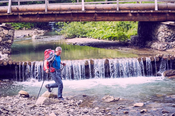 Randonnée en montagne en été avec un sac à dos . — Photo