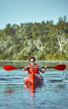 Nehir boyunca ormanda yaz boyunca kano gezisi.
