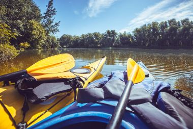 Güneşli bir kayaks Nehri boyunca yaz yürüyüşe.
