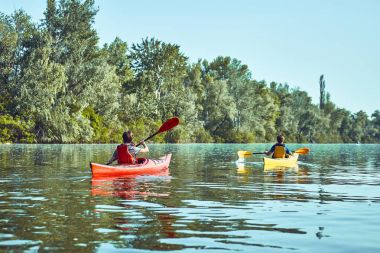 Nehir boyunca ormanda yaz boyunca kano gezisi.