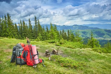 Dağlarda gree dağlardaki bakan sırt çantaları