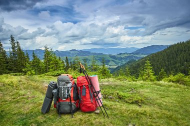 Dağlarda gree dağlardaki bakan sırt çantaları