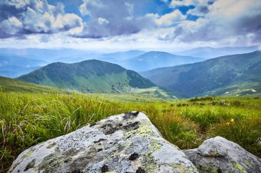 Gün batımında dağın tepesinden güzel manzara.