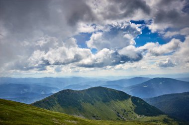 Gün batımında dağın tepesinden güzel manzara.