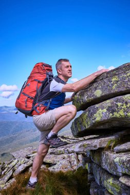 Bir sırt çantası ile yaz aylarında dağlarda hiking.