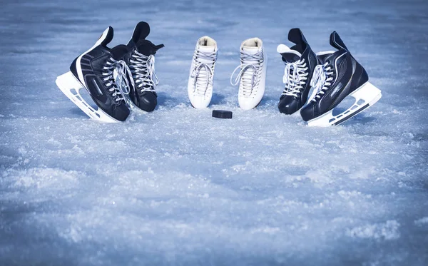 Skates for winter sports in the open air on the ice. — Stock Photo, Image