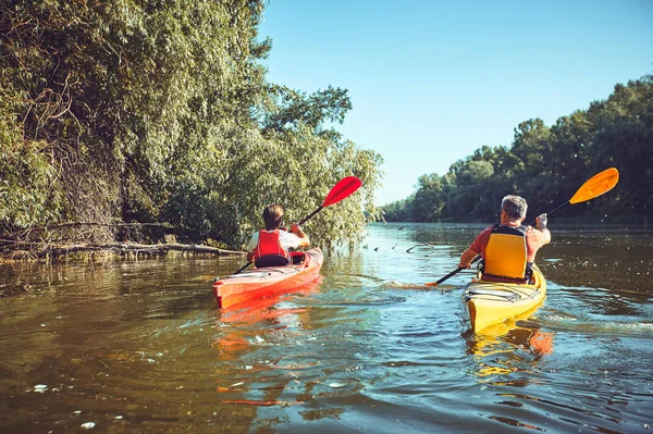 Une excursion en canot sur la rivière en été . — Photo