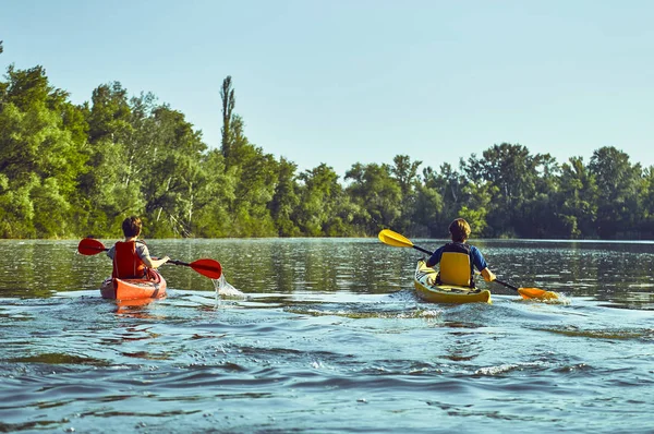 Un viaje en canoa por el río a lo largo del bosque en verano . — Foto de Stock